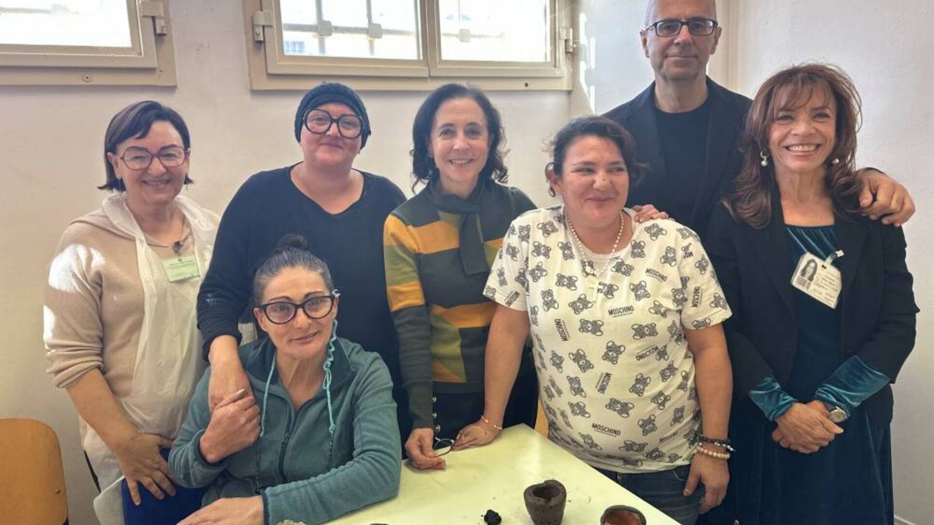 In carcere una mostra sulle mattonelle artistiche create dalle detenute con l’artista marrubiese Maria Jole Serreli