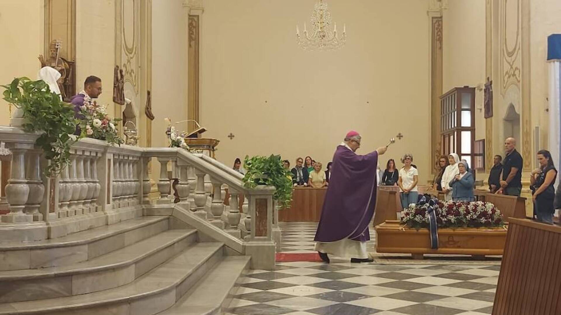 Omicidio di Terralba, l’ultimo saluto a Claudio Manca. L’arcivescovo: “Oggi non vorrei essere qui”