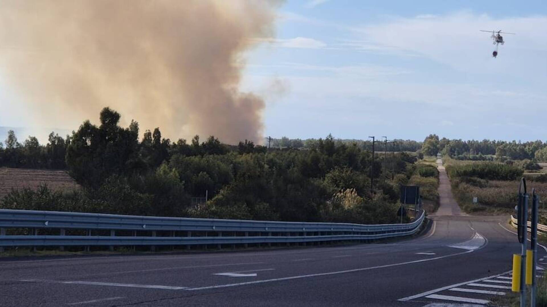 Le fiamme minacciano il compendio vicino S’Ungroni. Incendio doloso