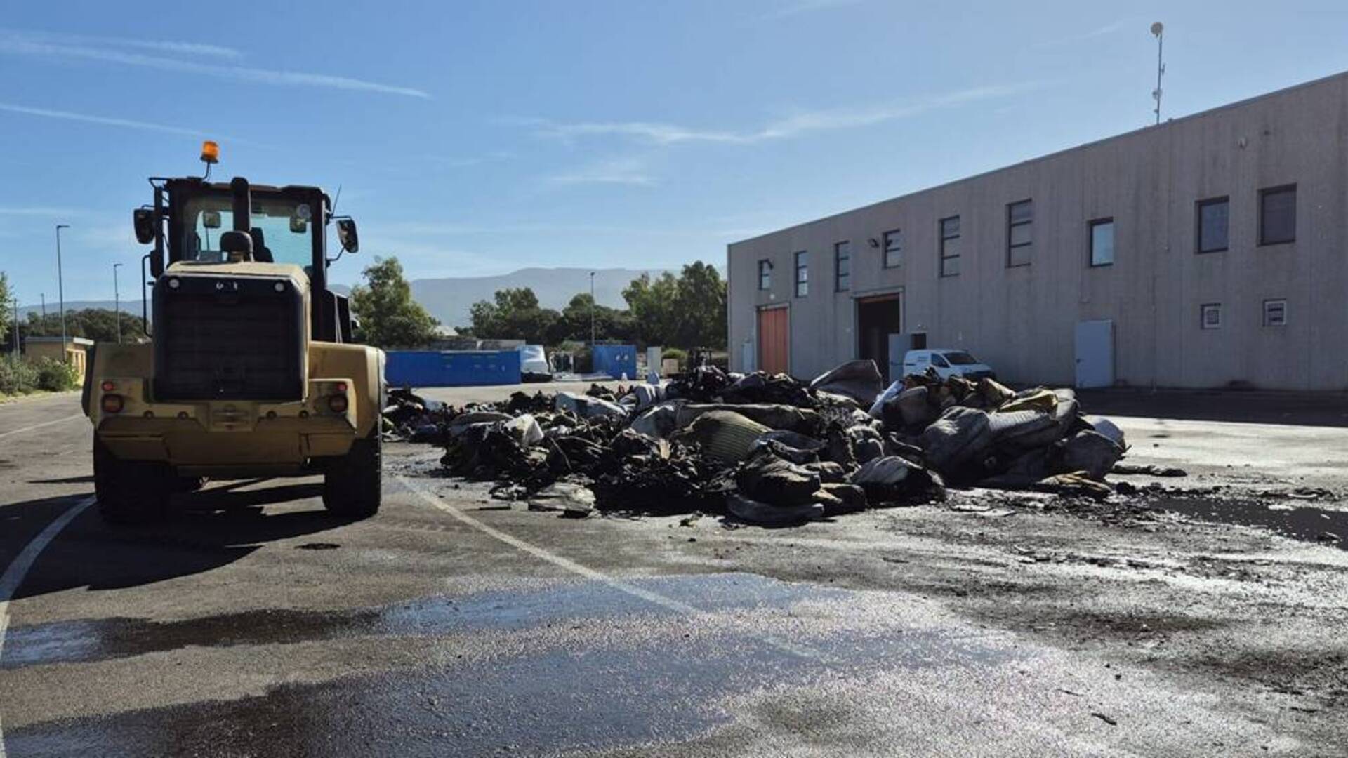 Paura per un nuovo incendio all’interno dell’impianto per il trattamento dei rifiuti