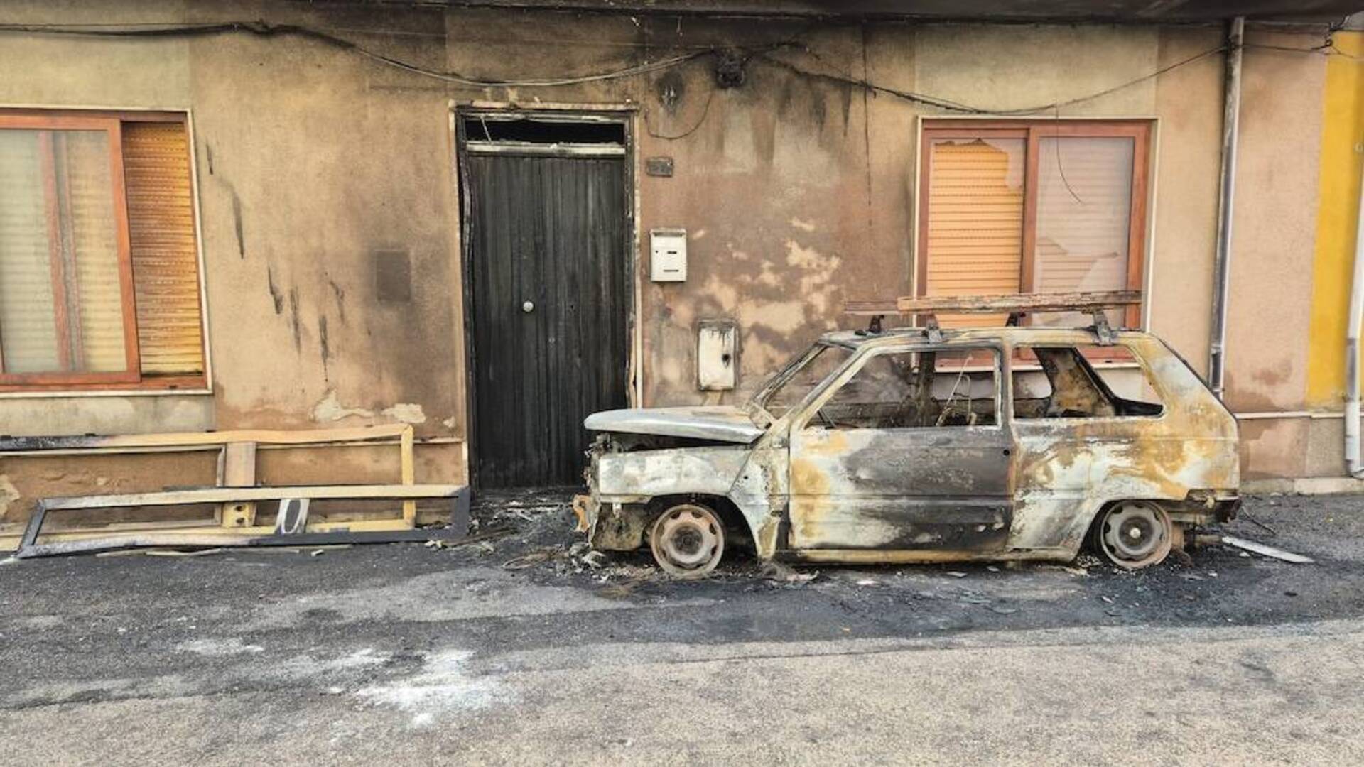 Auto prende fuoco, attimi di paura: veicolo incenerito e abitazione danneggiata