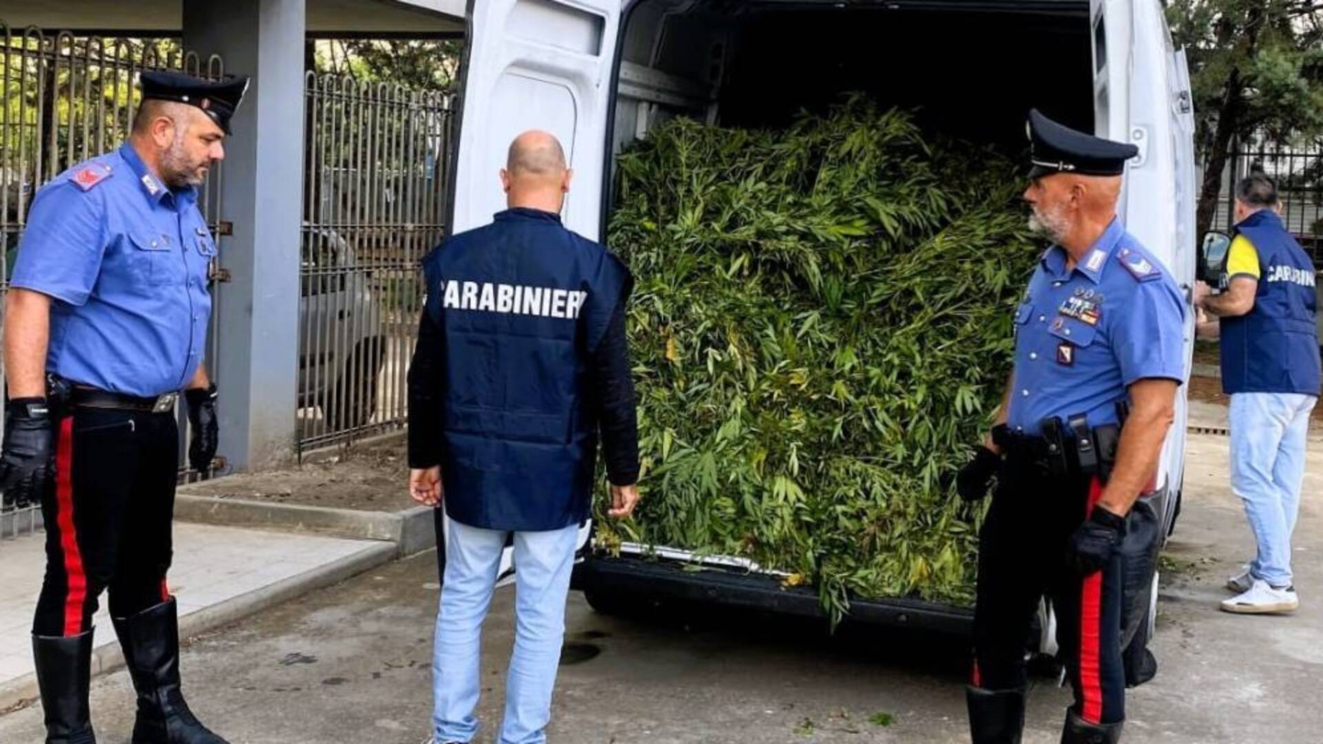 Nove le persone arrestate nel blitz antidroga: inseguimento per decine di chilometri – Video