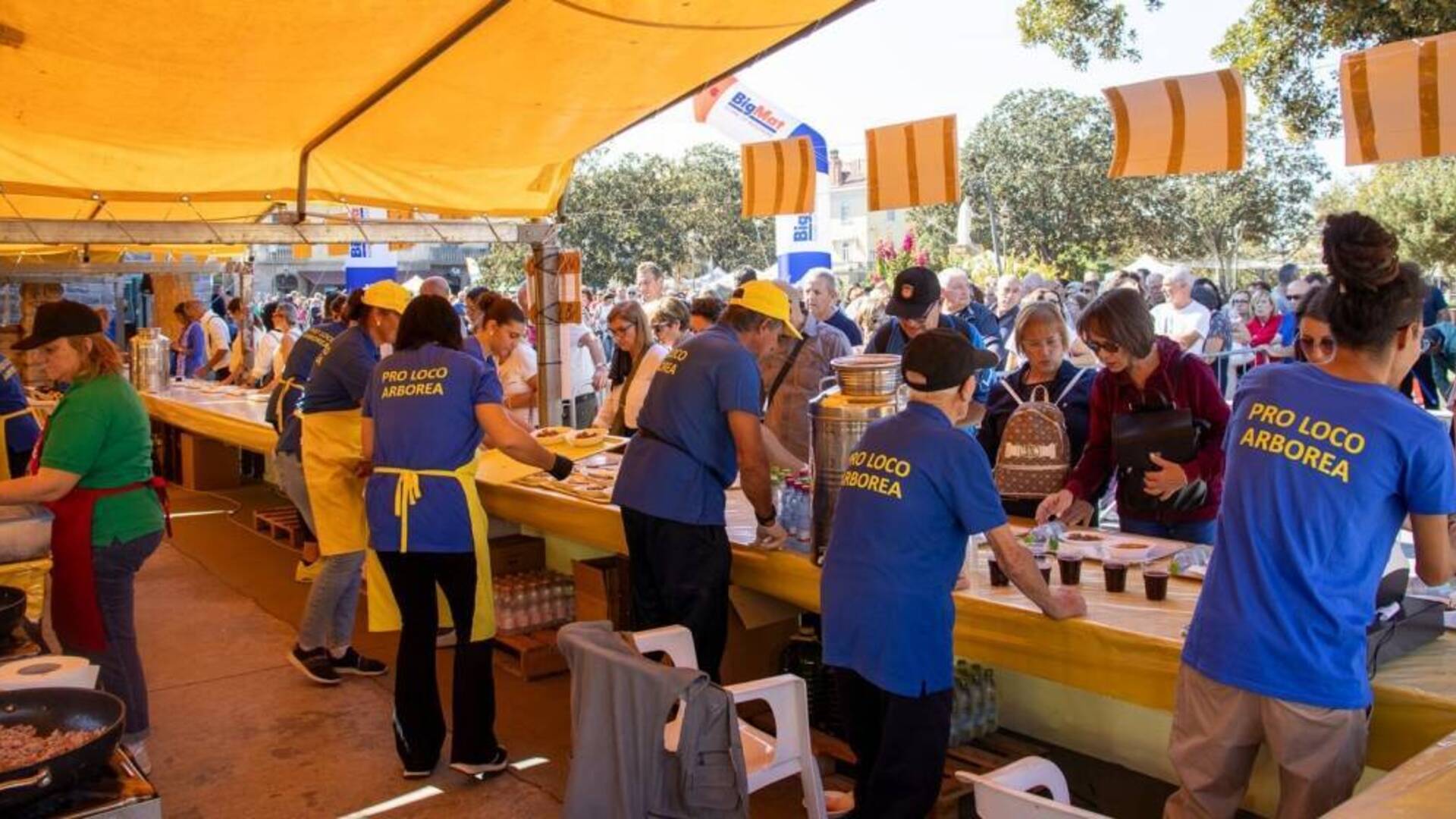 Buon cibo, musica e i 110 anni della Brigata Sassari: grande festa ad Arborea con la Sagra della Polenta