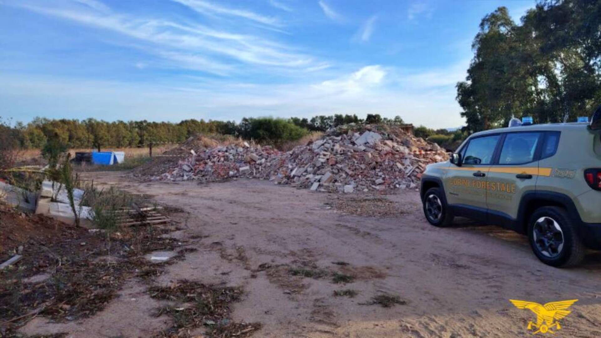 Smaltiva i materiali edili della sua azienda nel podere di campagna: imprenditore denunciato