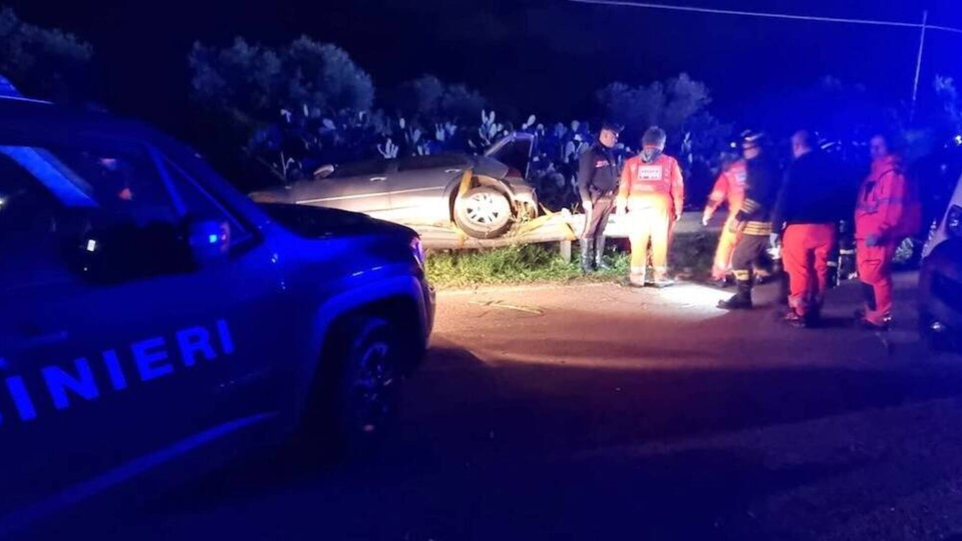 Perde il controllo dell’auto e finisce fuori strada: muore sul colpo