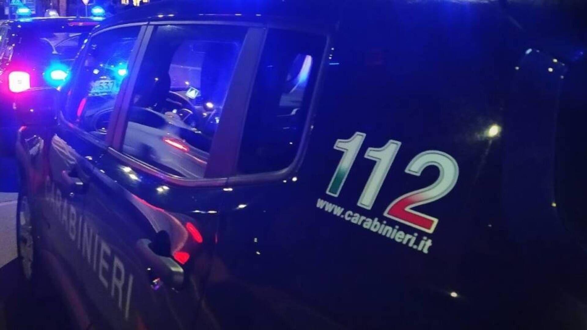 Hashish e contanti in tasca, a casa marijuana, materiale per le dosi e cellulari. Arrestato