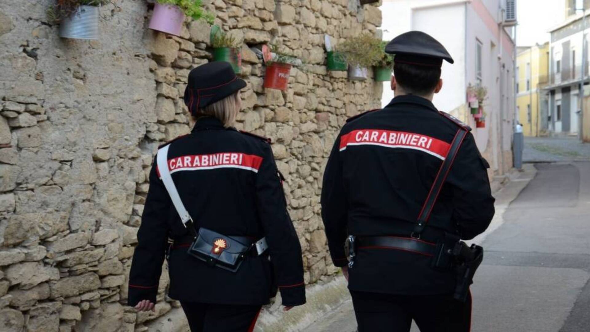 Alla vista dei carabinieri tenta di disfarsi dell’hashish: arrestato
