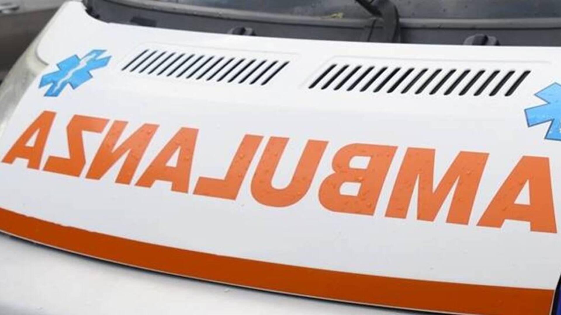 Perde il controllo della moto e cade lungo la complanare. Ferita una donna