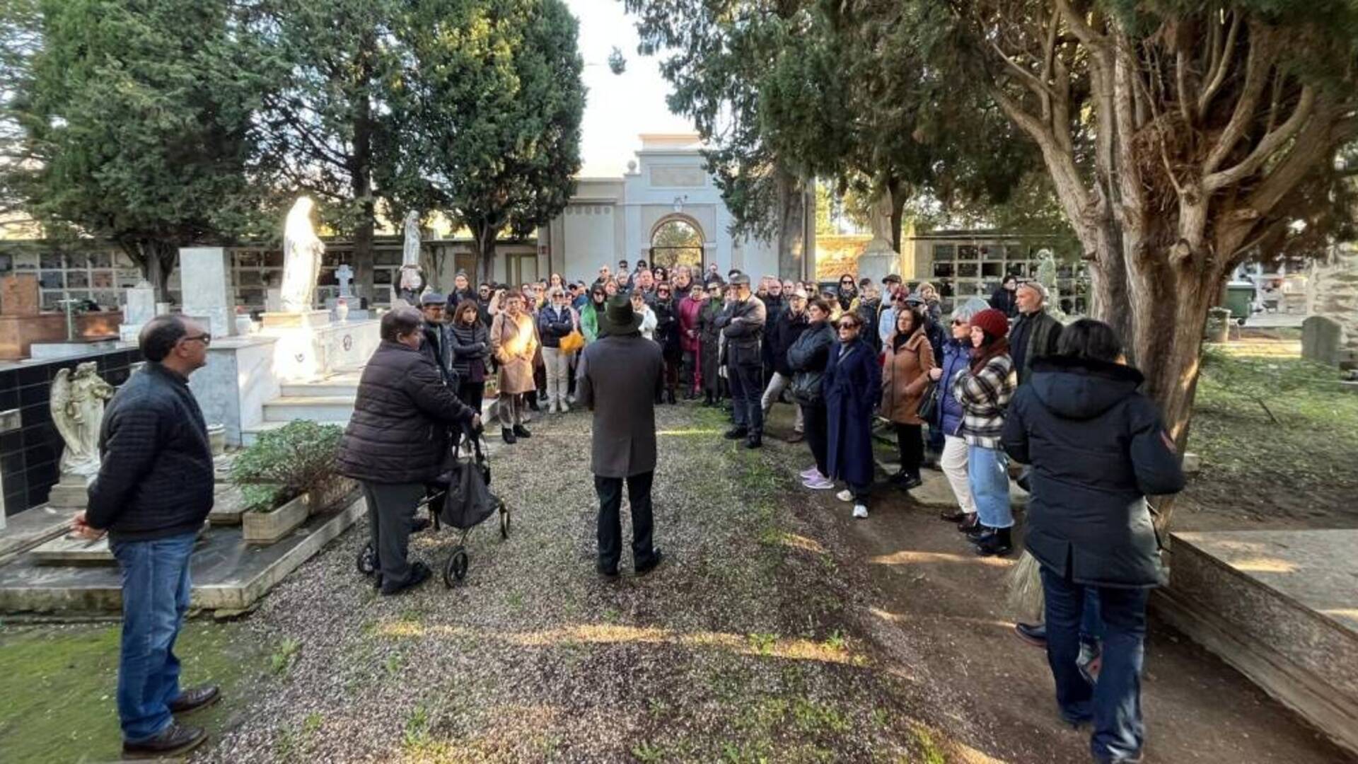 A Terralba la visita guidata al cimitero fa il bis, con oltre sessanta partecipanti