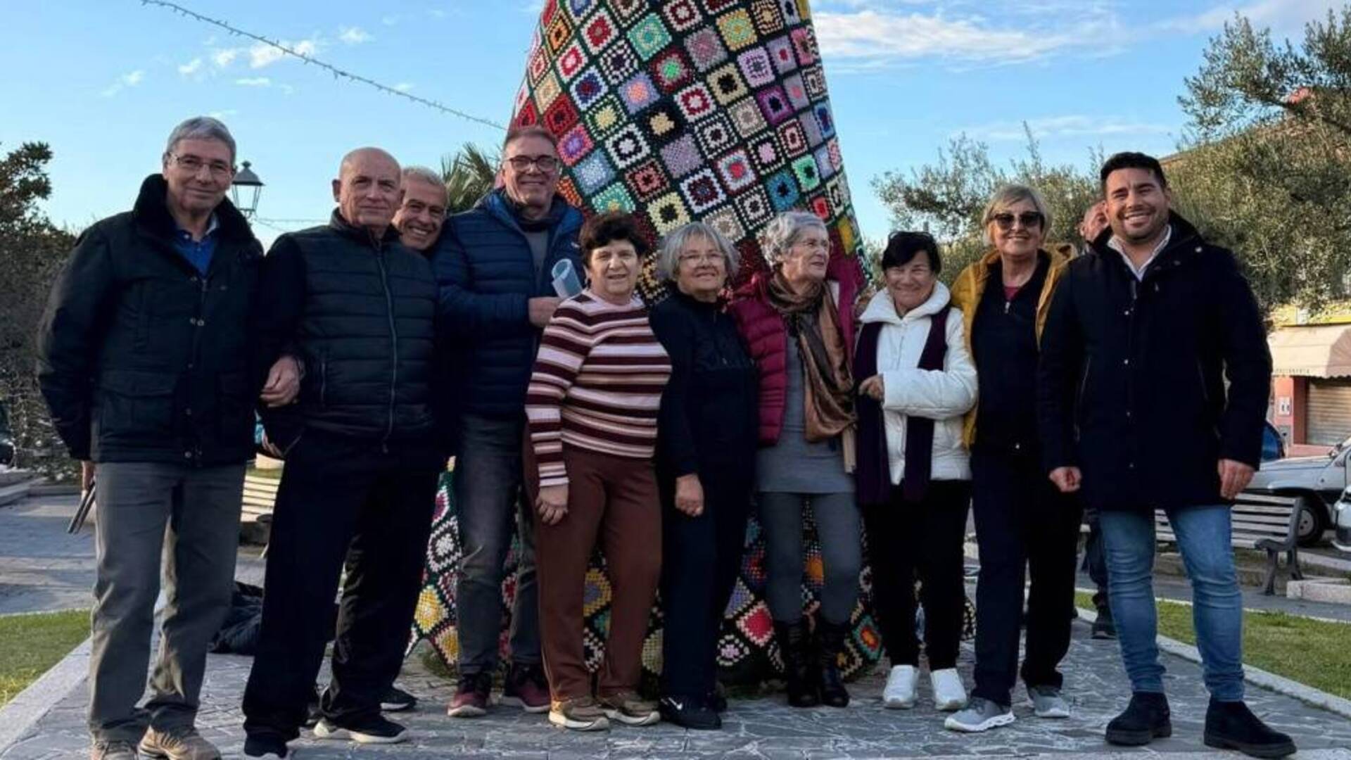 A Marrubiu un albero di Natale all’uncinetto nato dalla creatività dell’Auser