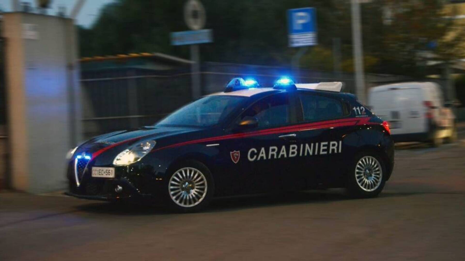 A poche ore dal primo arresto, finisce di nuovo in manette per maltrattamenti in famiglia