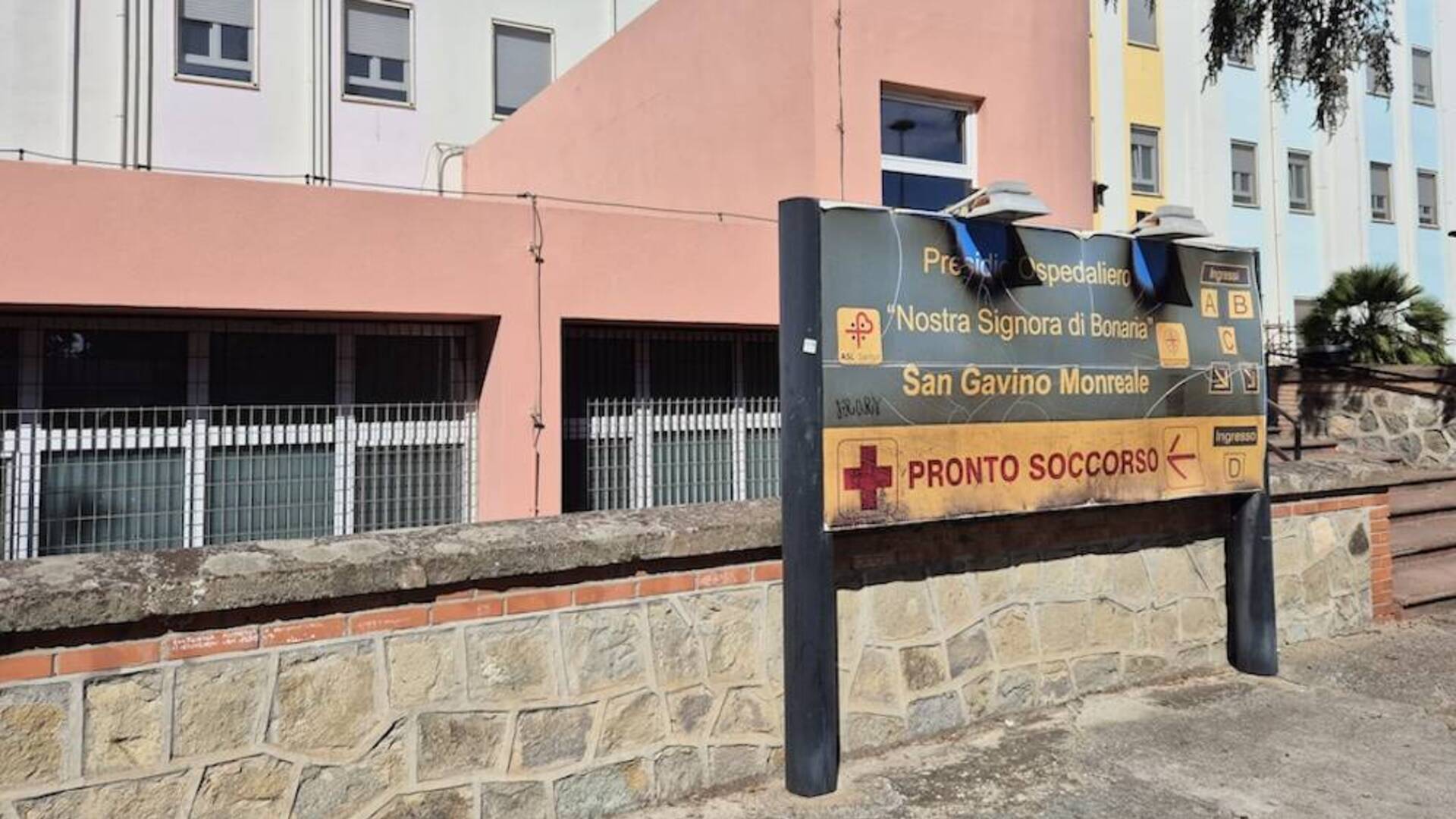 Si presenta al  Pronto soccorso  con  un coltello a serramanico e viene denunciato