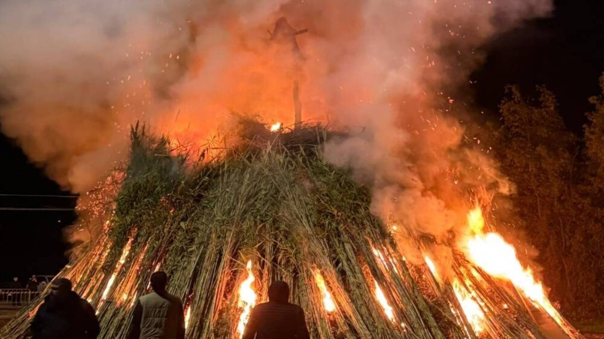 Arborea ha accolto l’anno nuovo con Brusa la Vecia: la comunità riunita attorno al falò – Foto e video