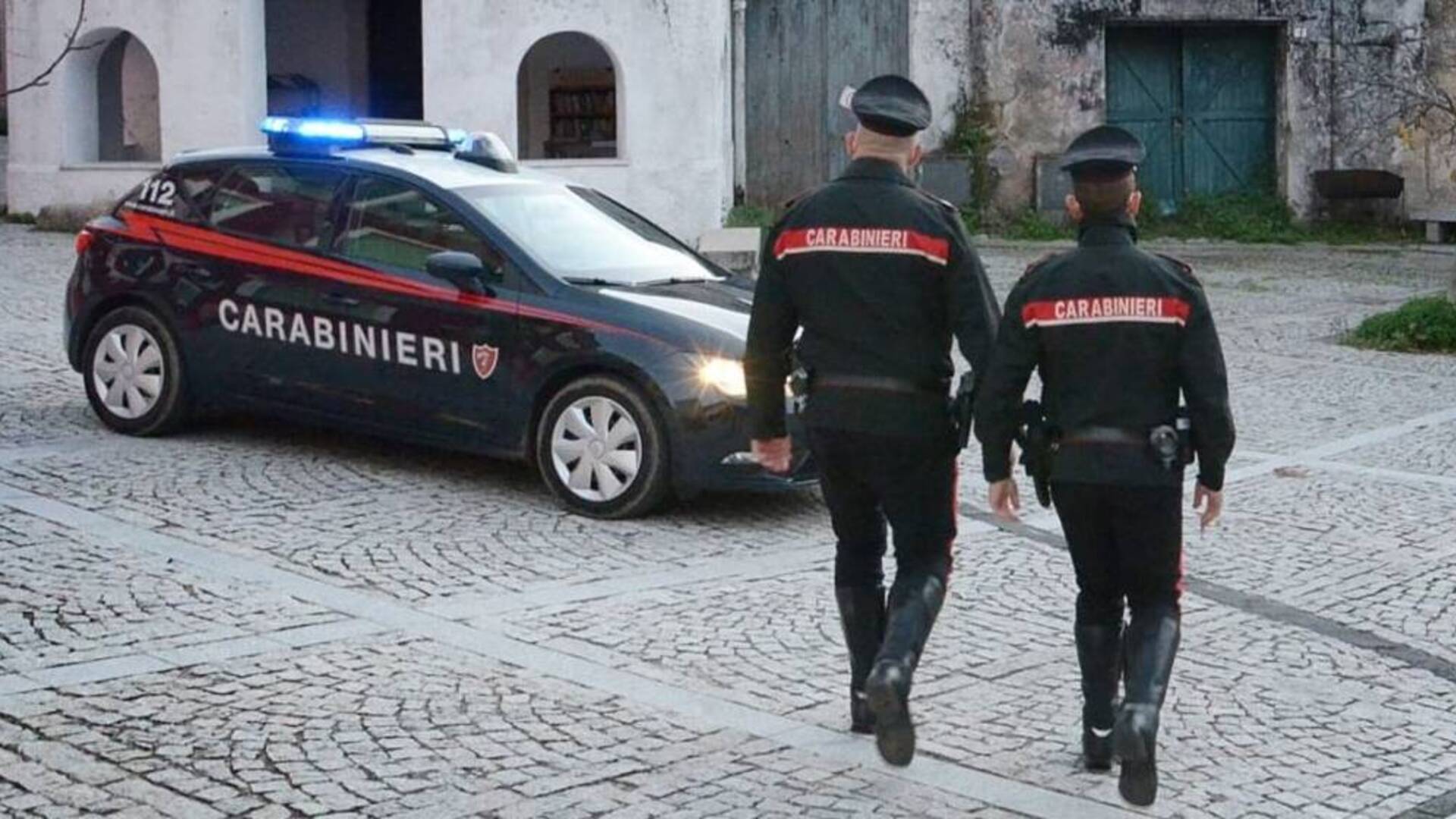 Ubriaco in strada con quattro cani lasciati liberi: sanzionato un uomo