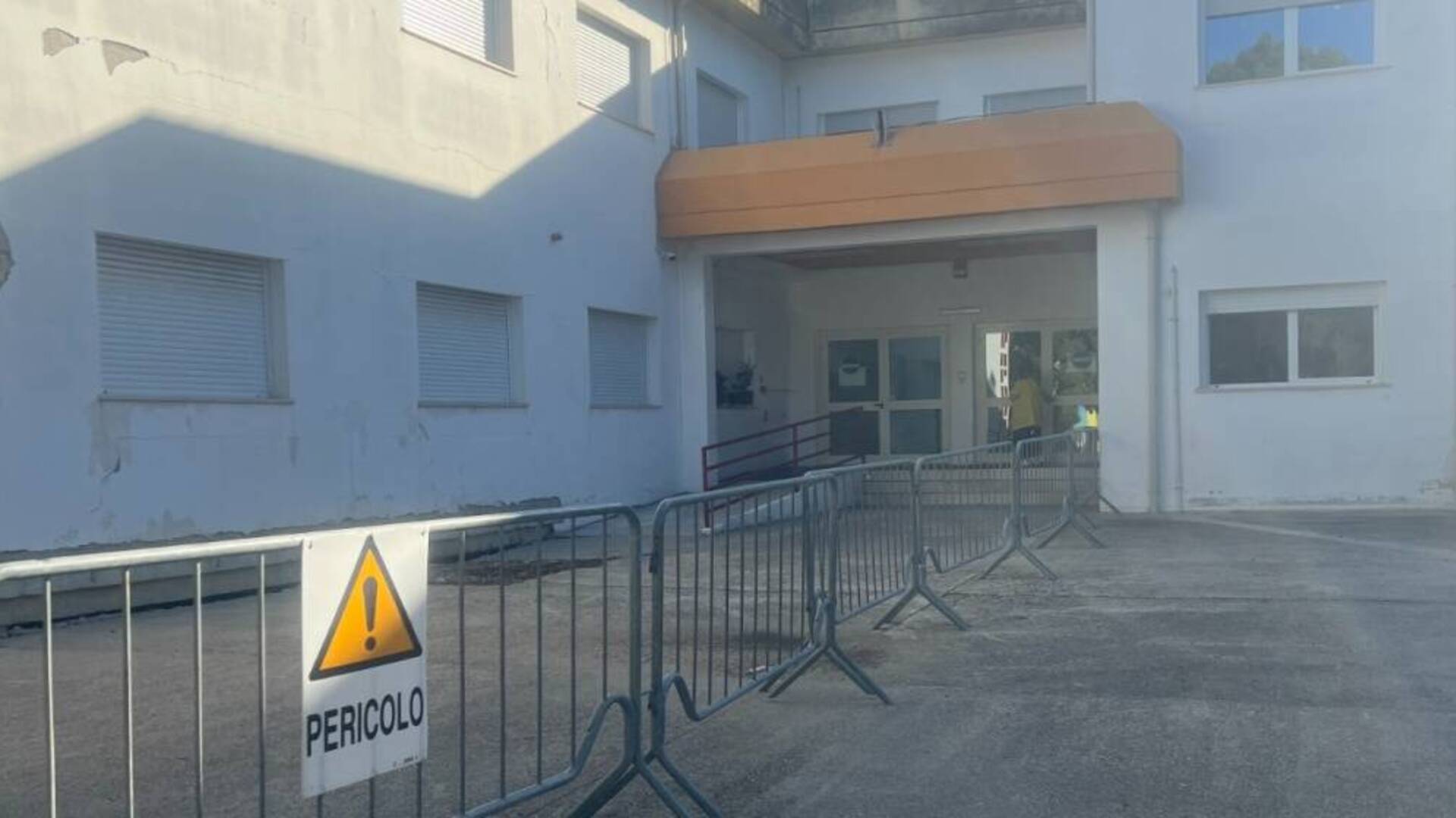 Dopo le crepe sui muri, via ai lavori di messa in sicurezza della scuola primaria di Sanluri