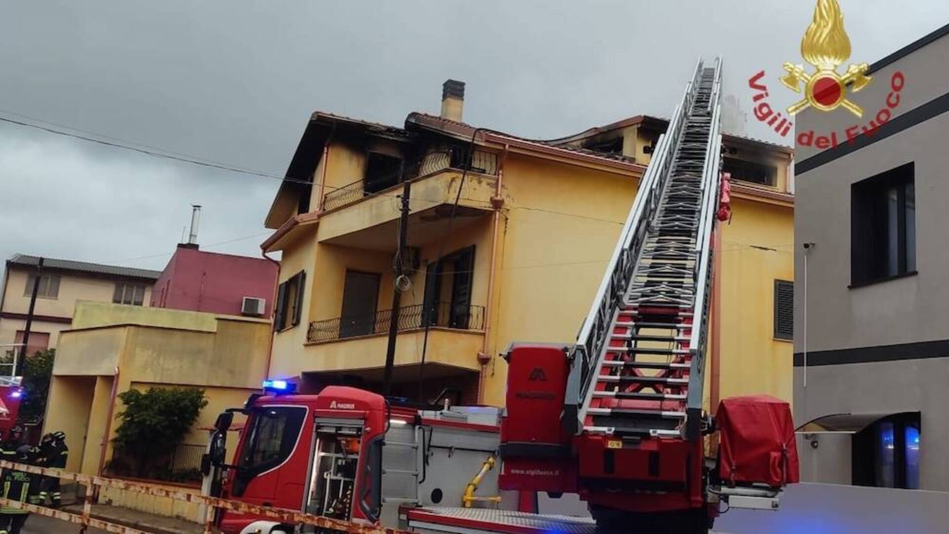 Incendio in un’abitazione: fiamme al secondo piano di una palazzina