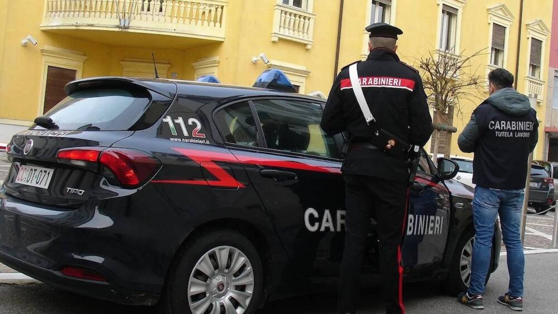 Telecamera per controllare i dipendenti: denunciata titolare di un bar