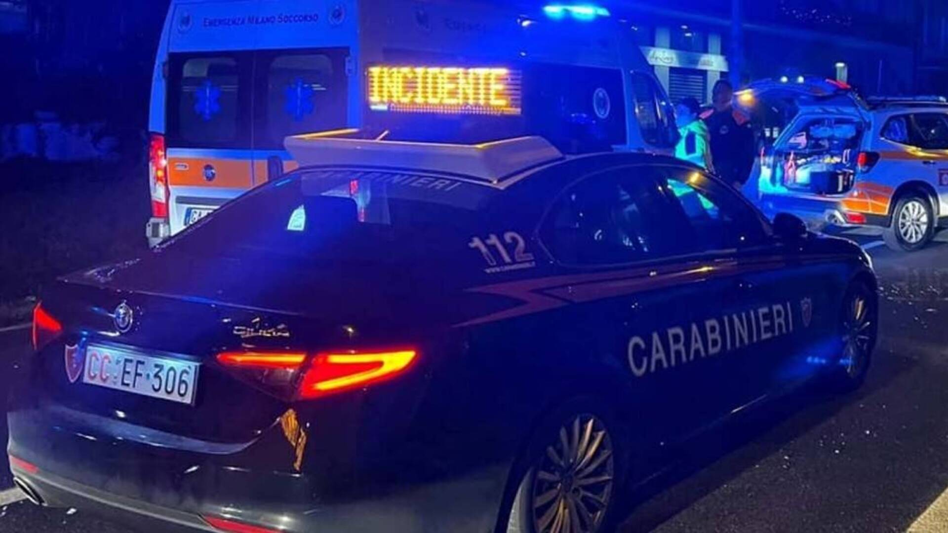 Auto sportiva finisce fuori strada. Due feriti in codice rosso