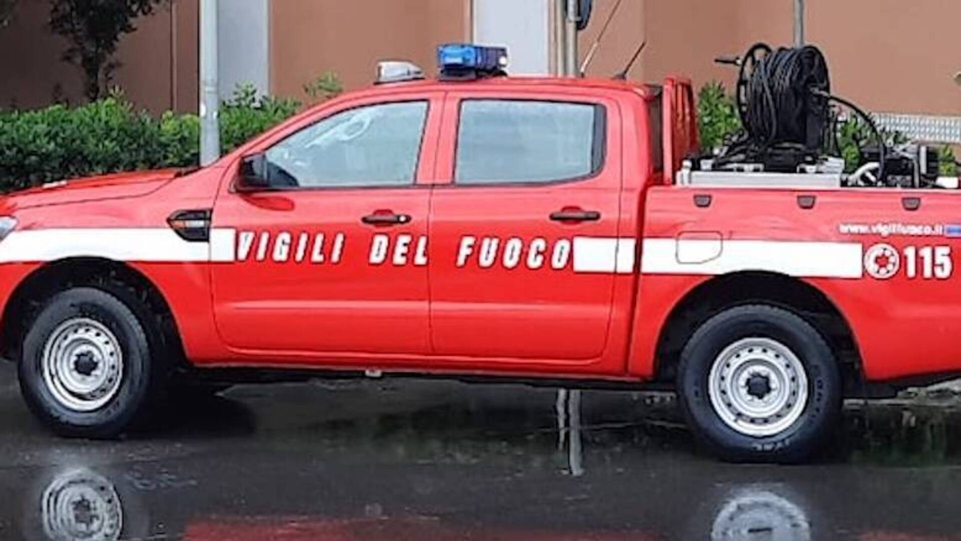 Allarme: il vento fa cadere un ramo che trancia un cavo, linea elettrica interrotta