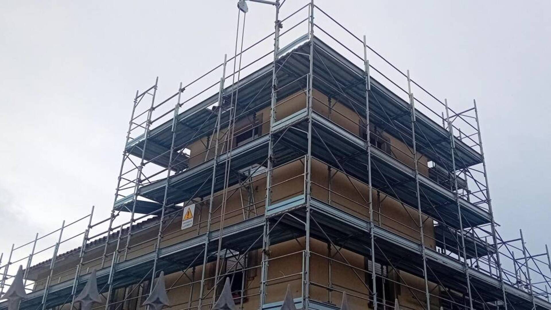 Facciata rinnovata, infissi e impianti riammodernati: lavori in corso nella caserma dei carabinieri di Arborea