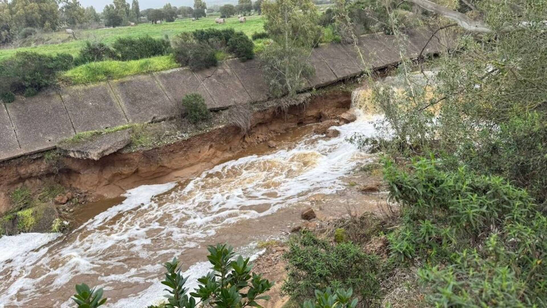 Emergenza maltempo: situazioni di pericolo tra  Santa Giusta, Marrubiu e Mogoro. Strade chiuse – Video e foto