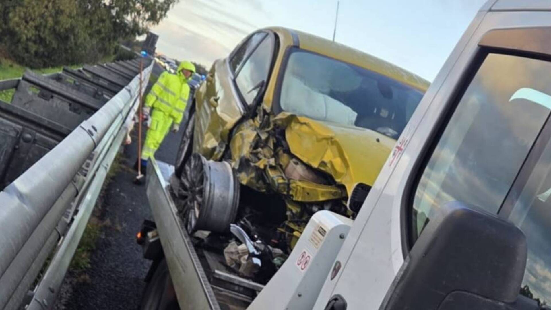 Scontro tra due auto sulla statale 131: due feriti e traffico bloccato