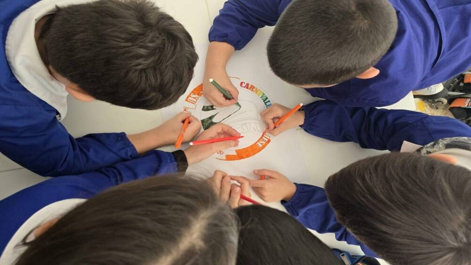 Una mattinata tra maschere, cartapesta e colori: Su Marrulleri arriva nelle scuole – Foto