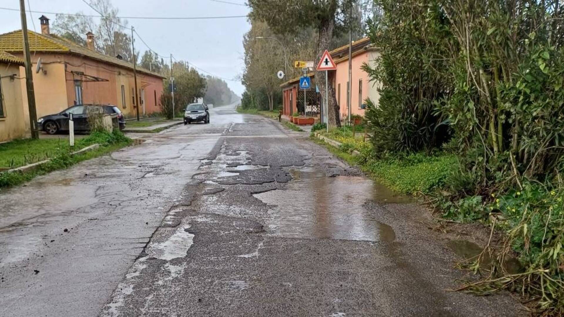 “Buche, avvallamenti e cedimenti: percorrere la Strada provinciale 52 è ormai un pericolo”