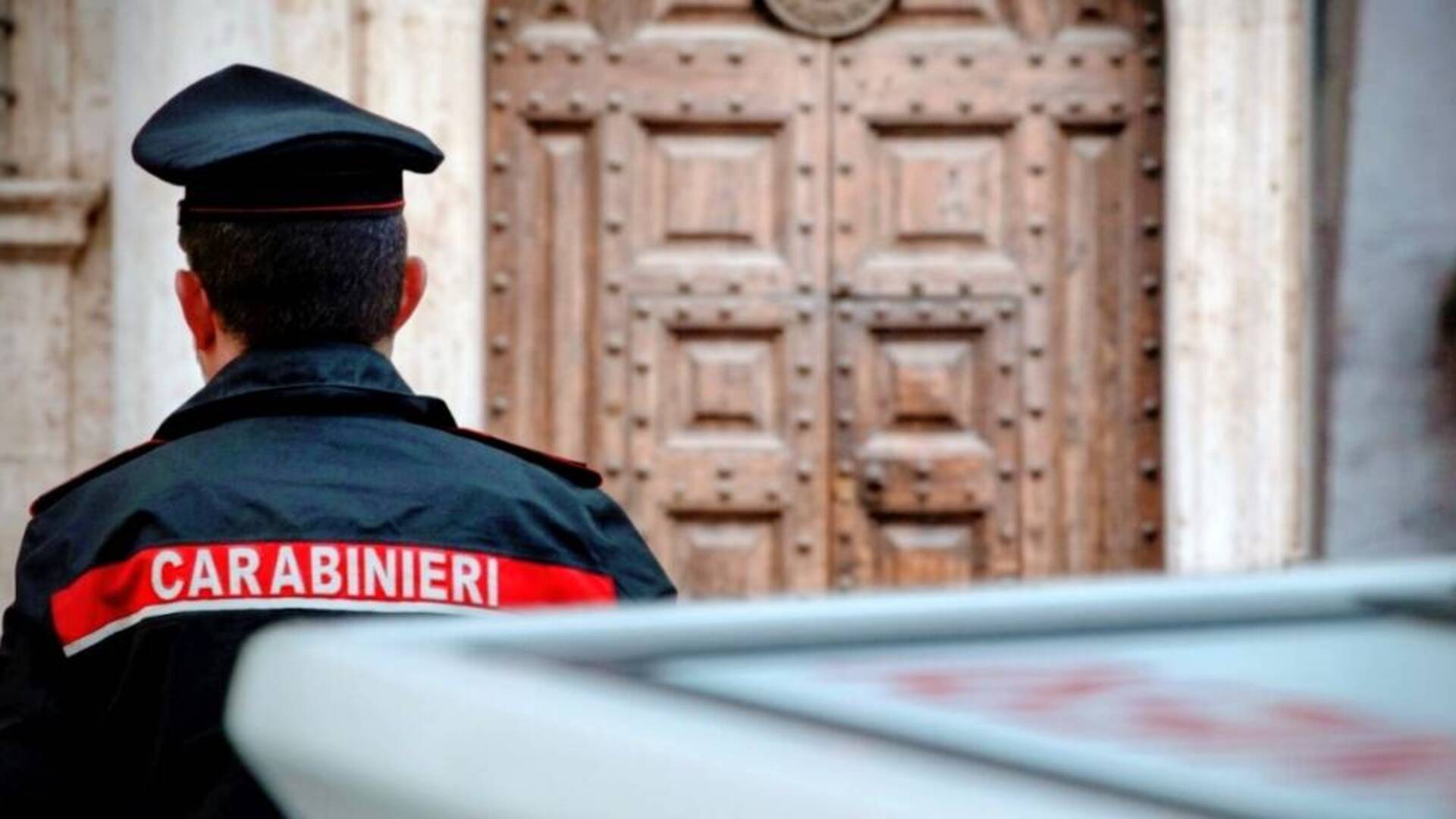 Per anni si allaccia alla rete elettrica esterna per alimentare il suo negozio: arrestato