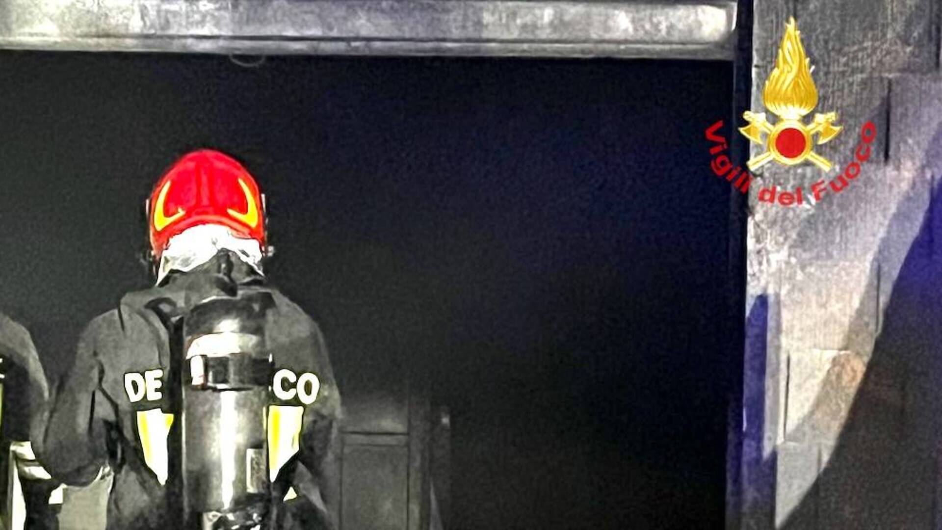 Incendio in un garage seminterrato: fatti evacuare due appartamenti