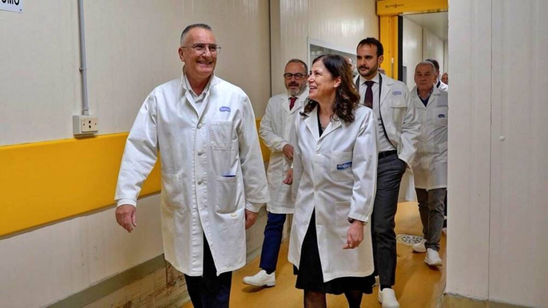 La presidente Todde visita lo stabilimento 3A di Arborea: “Un’eccellenza che compete e si afferma”