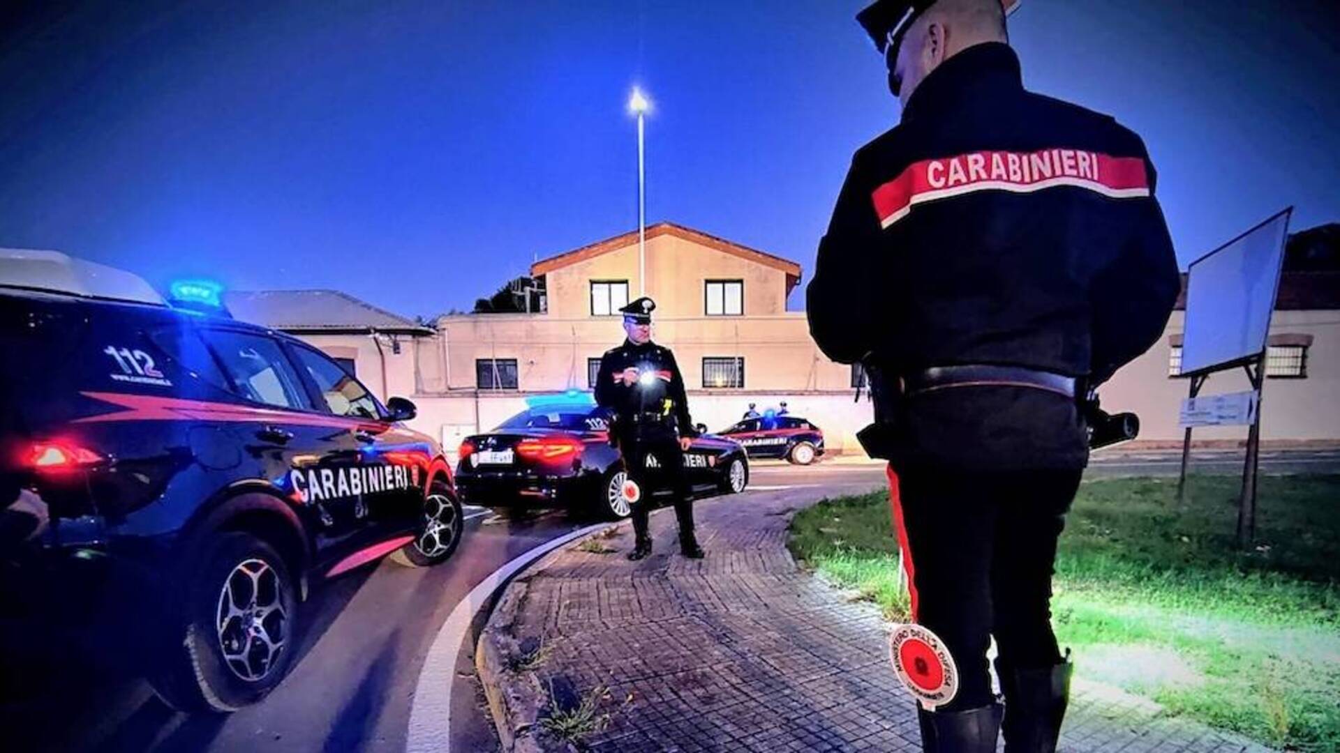 Giovane con l’auto contro un palo, guidava ubriaco. Denuncia e ritiro di vettura e patente