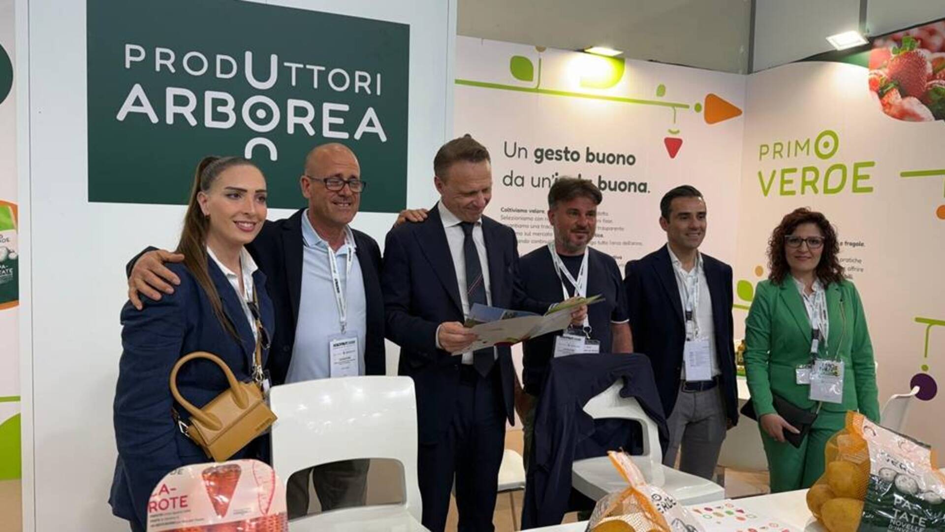 Il ministro dell’Agricoltura in visita allo stand di Produttori Arborea alla fiera internazionale Macfrut