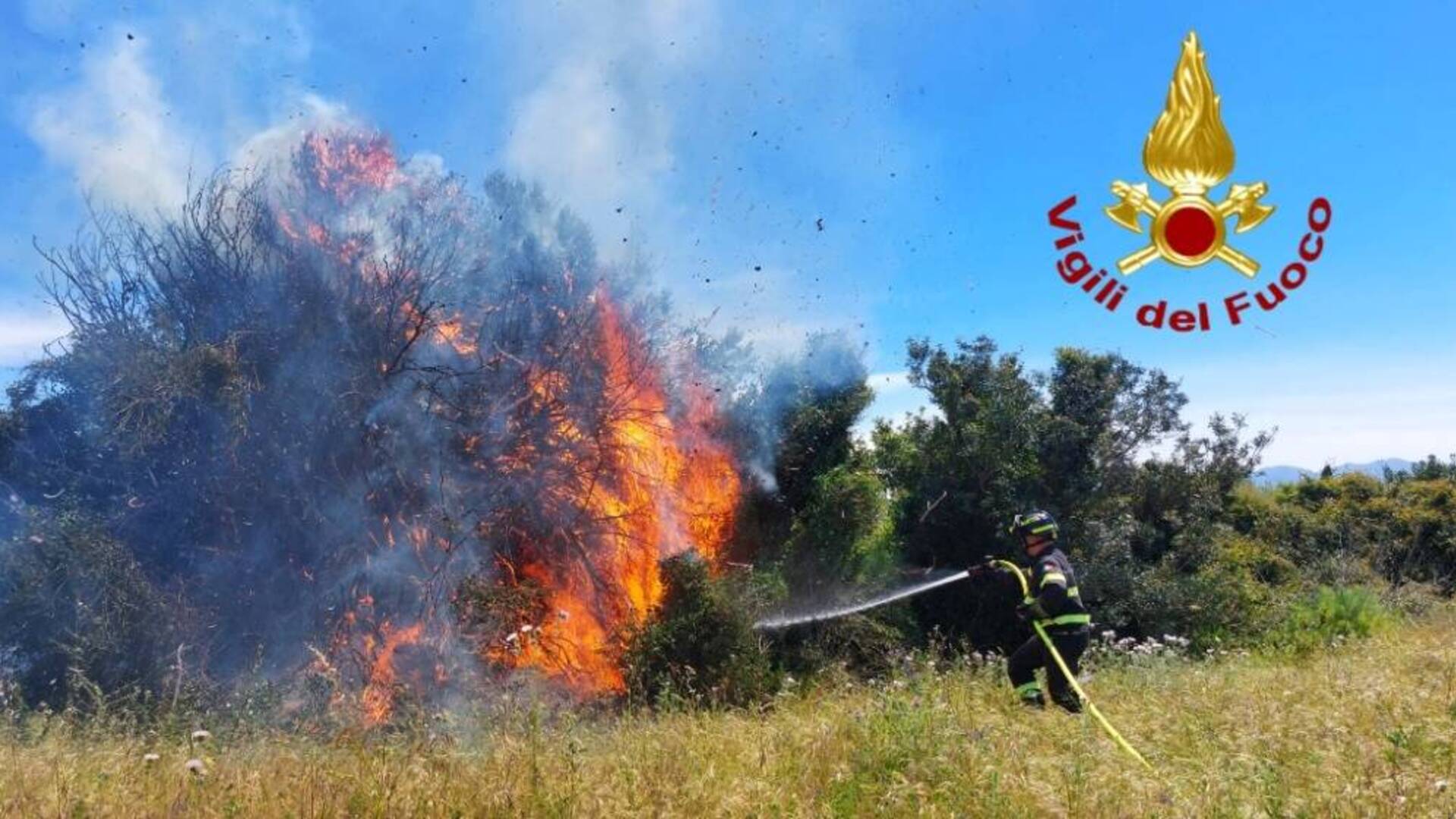 Due incendi a San Nicolò d’Arcidano: vigili del fuoco al lavoro per ore