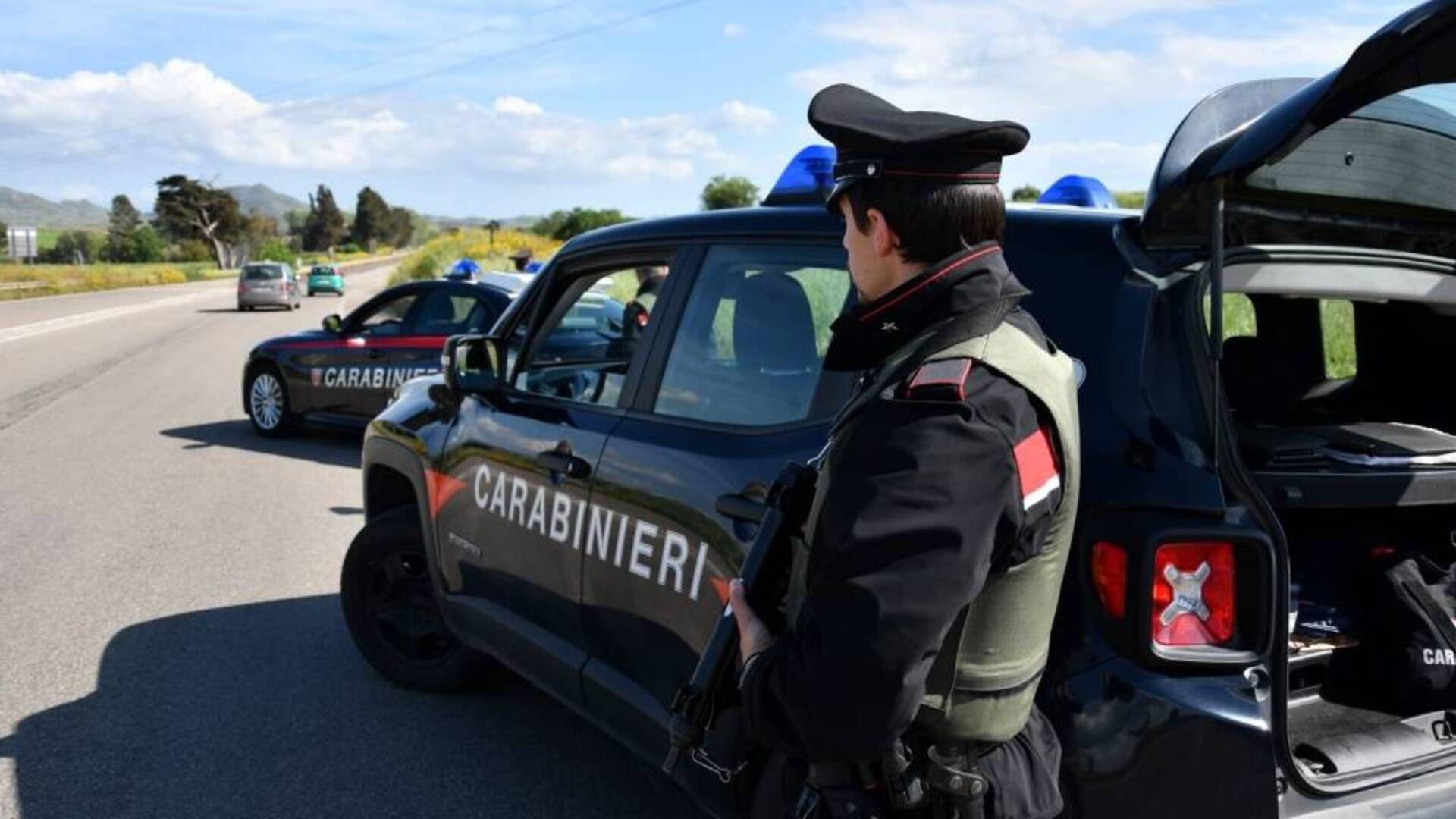 Al volante ubriaco, sbanda per la strada e dà in escandescenze con i carabinieri: denunciato