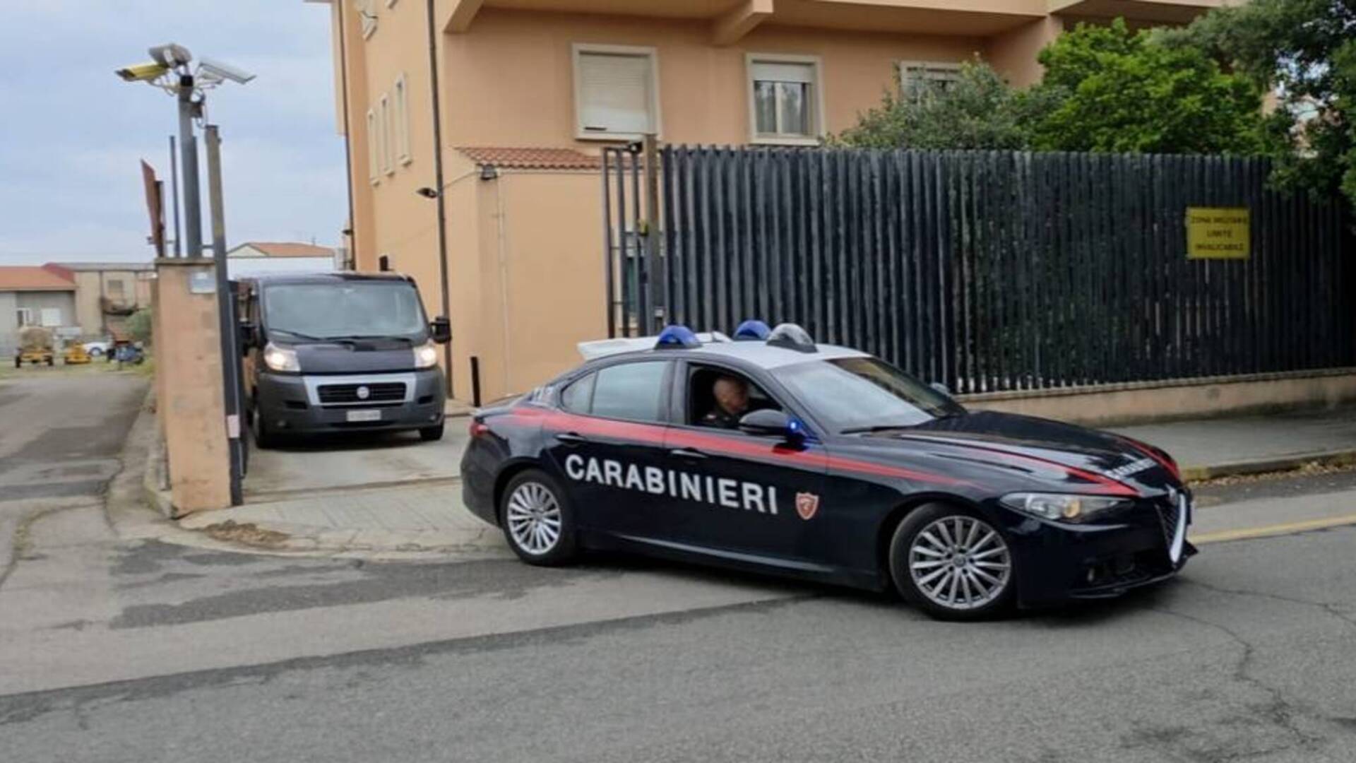 Tentano di introdursi in un’abitazione per riportare a casa un familiare con la forza: quattro arresti