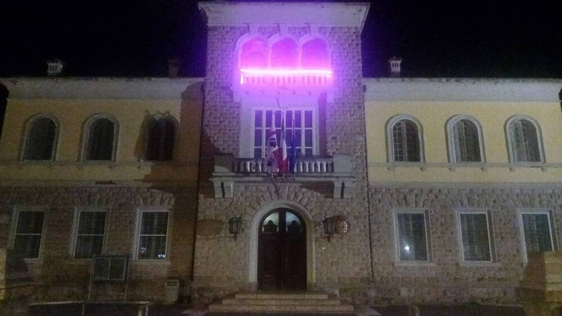 Fibromialgia, i municipi di Arborea e Terralba si illuminano di viola
