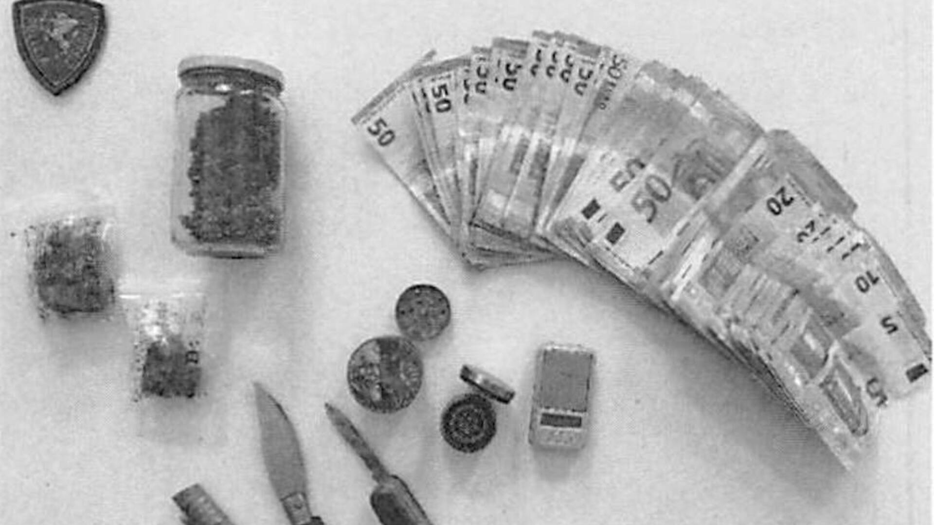 Fermato in centro a un posto di blocco, in auto e a casa aveva droga e soldi