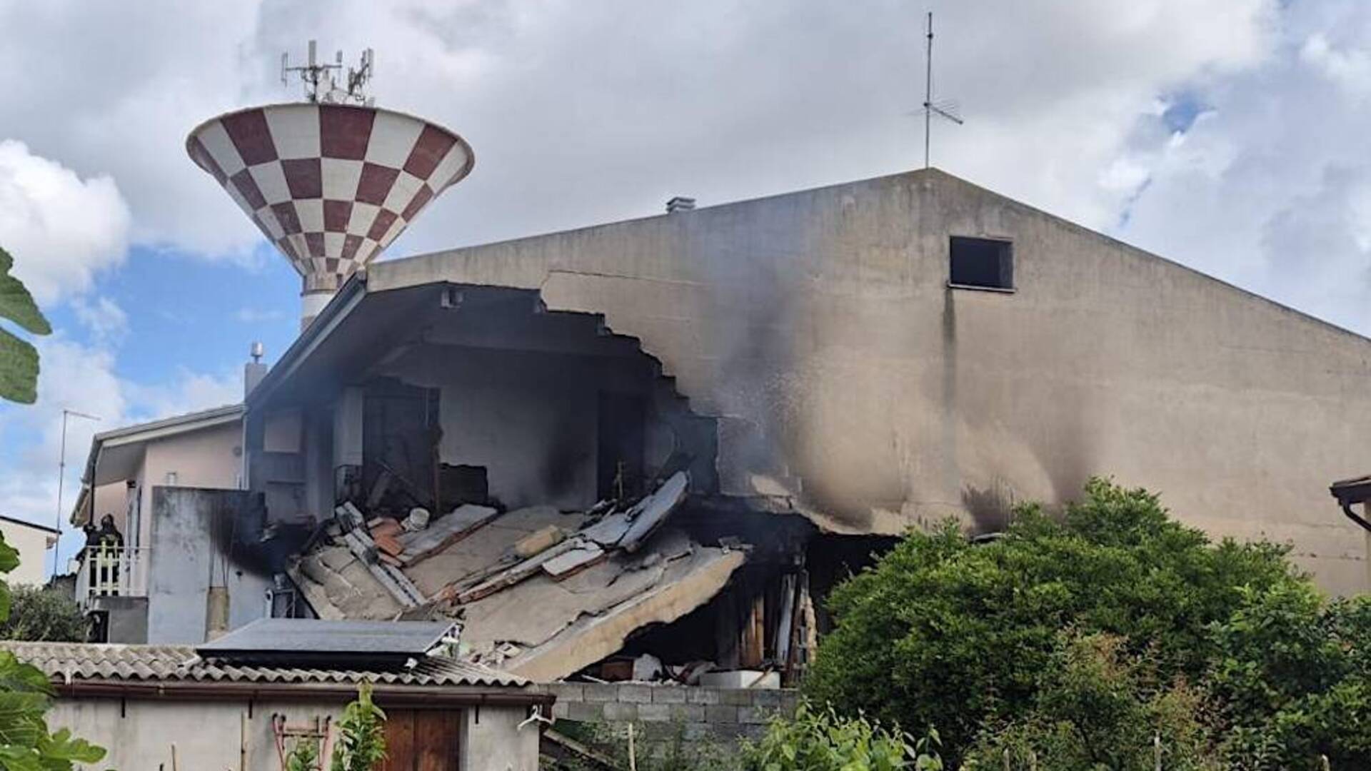 Esplosione in una villetta, c’è un ferito grave. Soccorso con l’elicottero