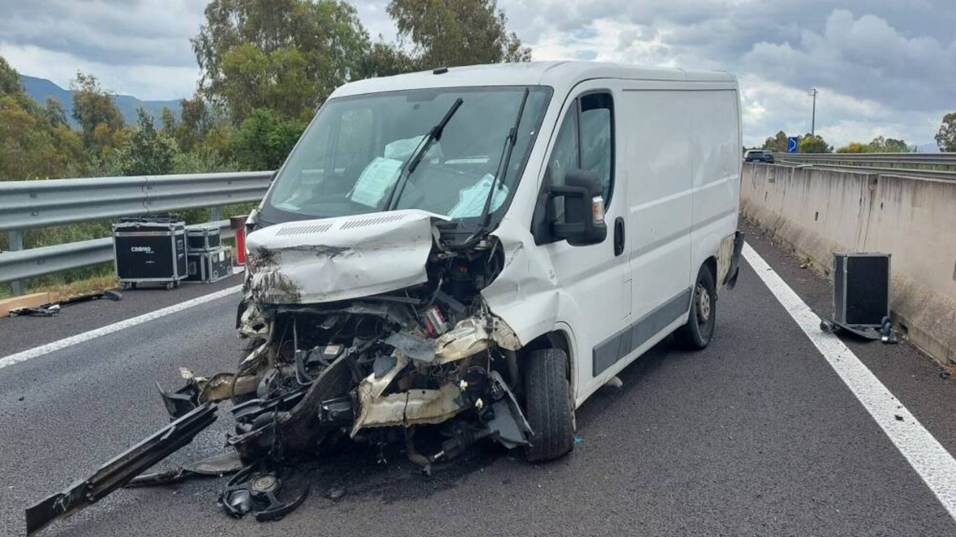Incidente lungo la Statale: furgone sbanda e va a sbattere contro la barriera spartitraffico