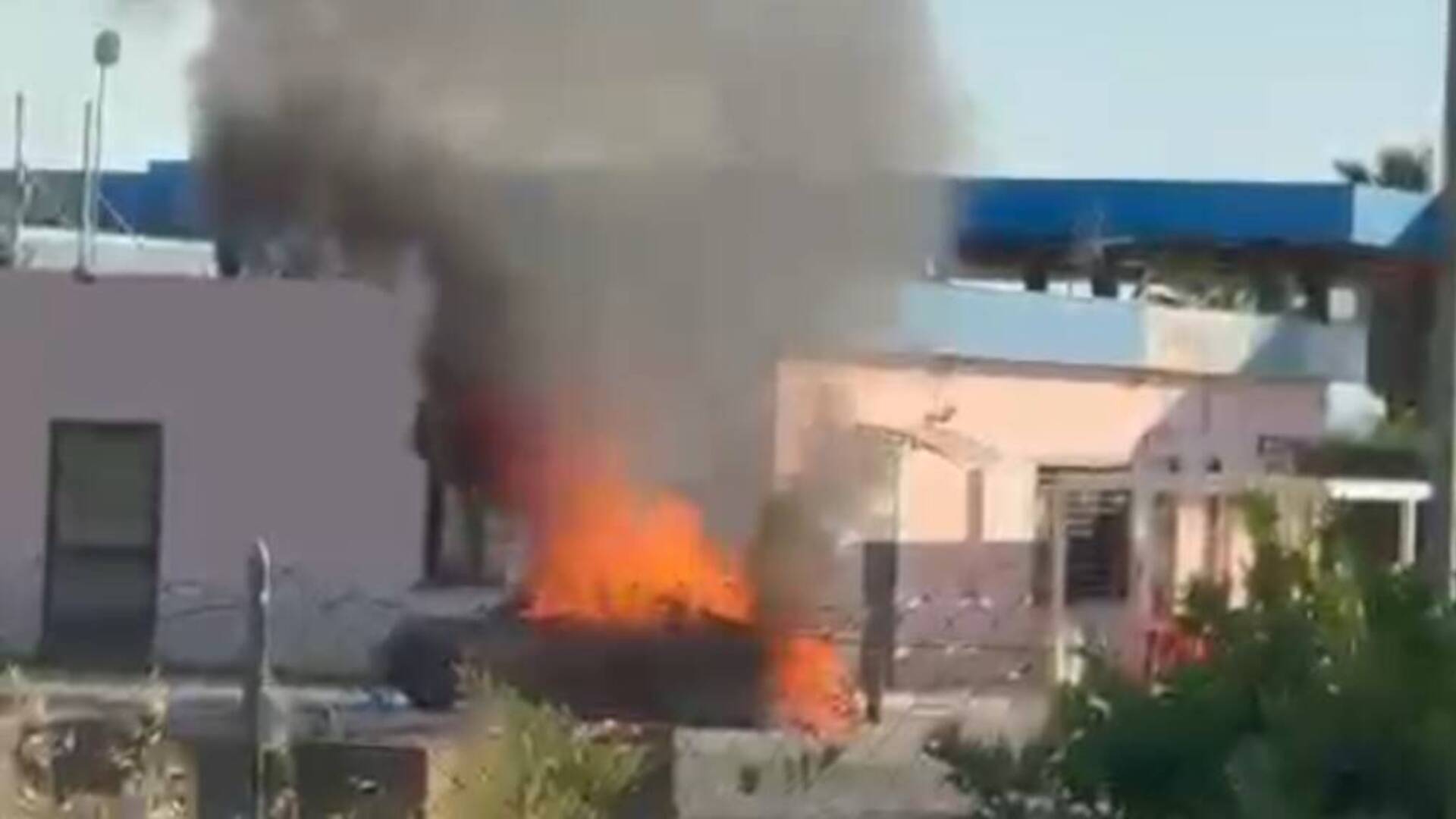 Paura al distributore di carburante per un’auto che prende fuoco