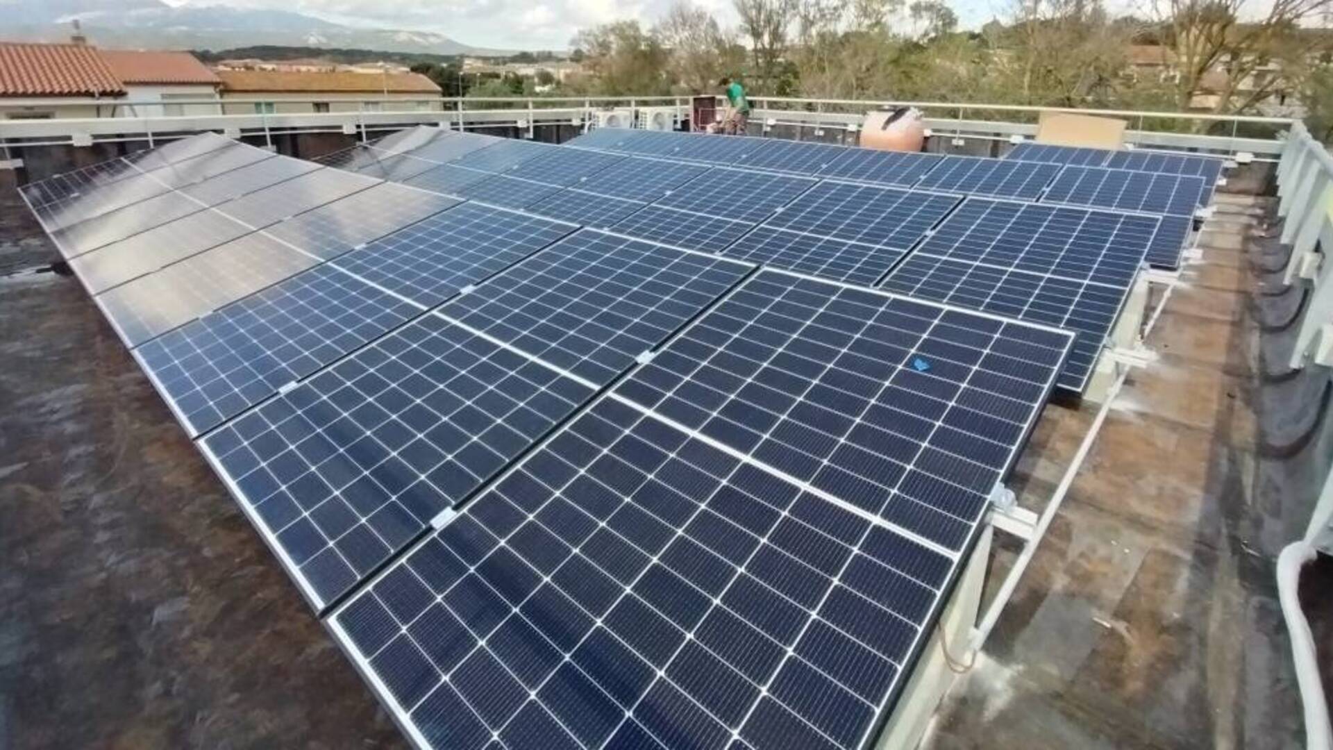 Meno emissioni e risparmio sui consumi elettrici: alle poste di Arcidano arrivano i pannelli solari