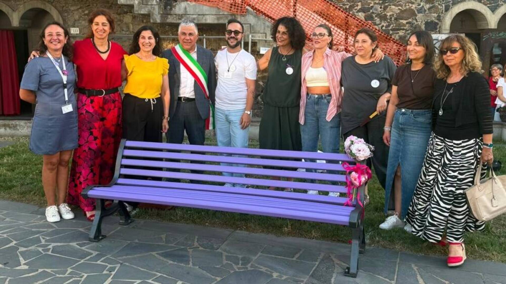 Una voce al dolore invisibile: inaugurata la panchina viola a Terralba – Foto