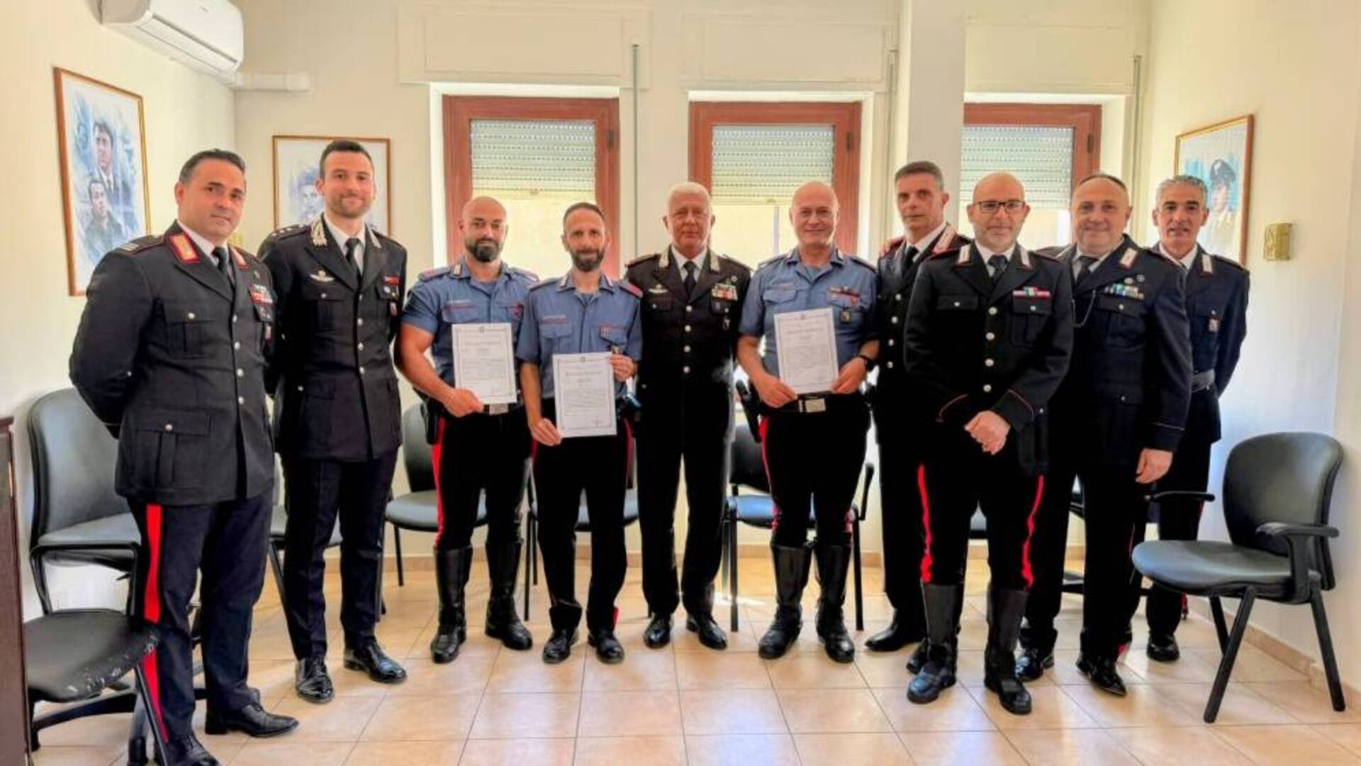 Premiati tre carabinieri che riuscirono a impedire a un uomo di togliersi la vita, facendo esplodere la sua abitazione