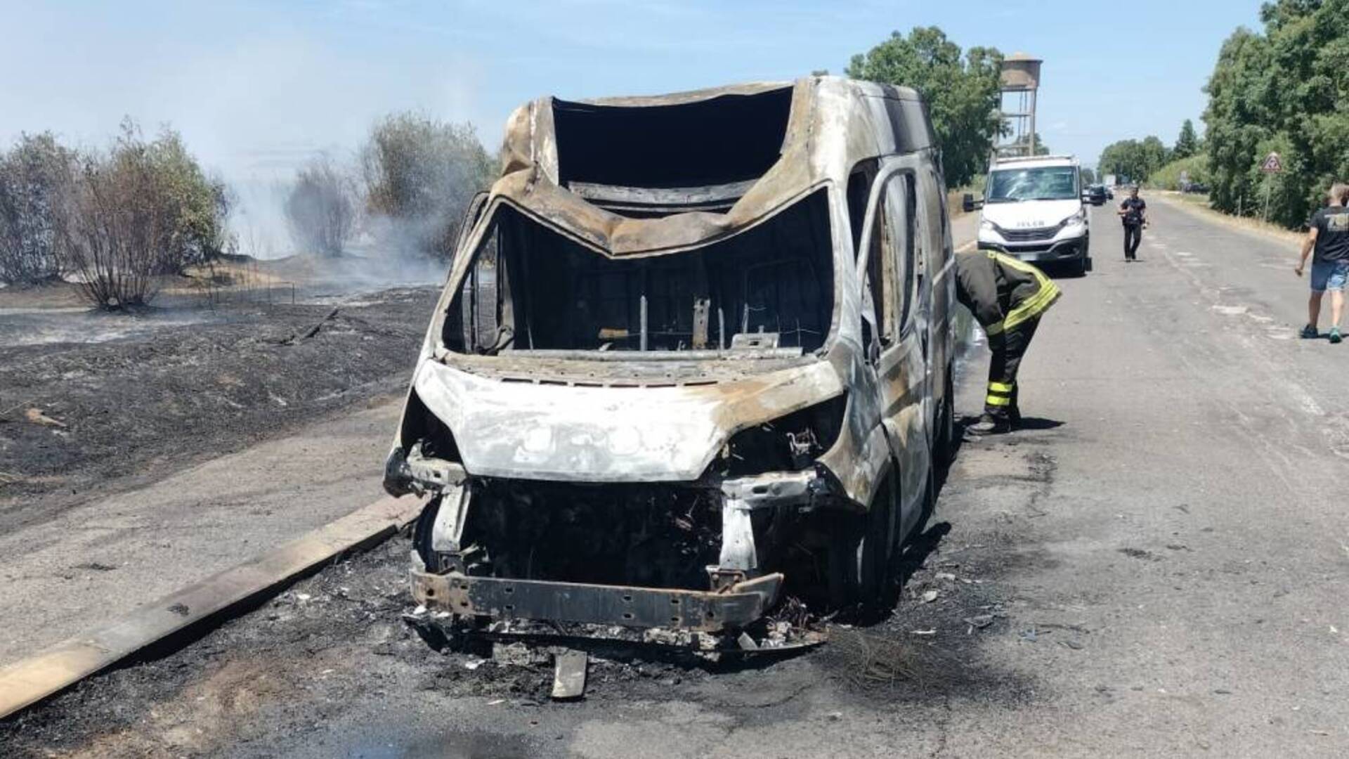 Furgone prende fuoco e parte l’incendio: minacciata un’azienda agricola – Foto