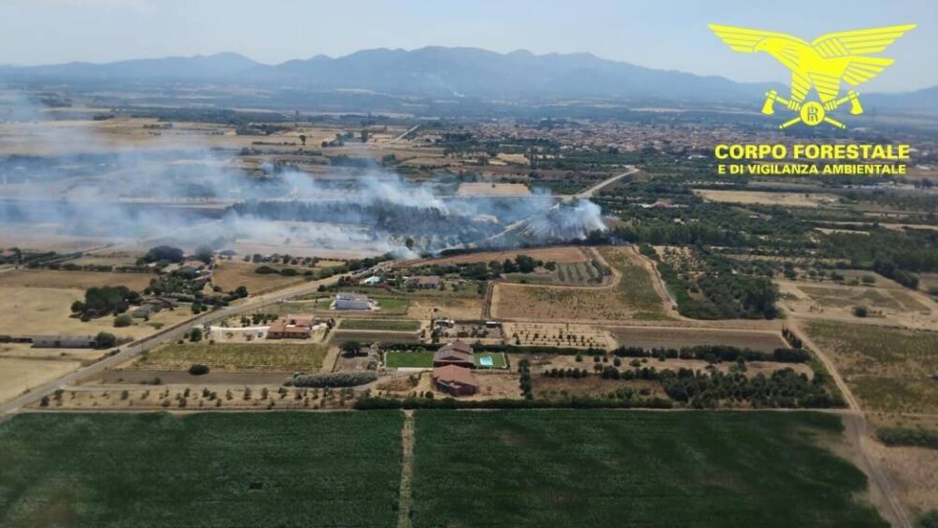 Tre incendi nelle campagne: elicotteri in volo