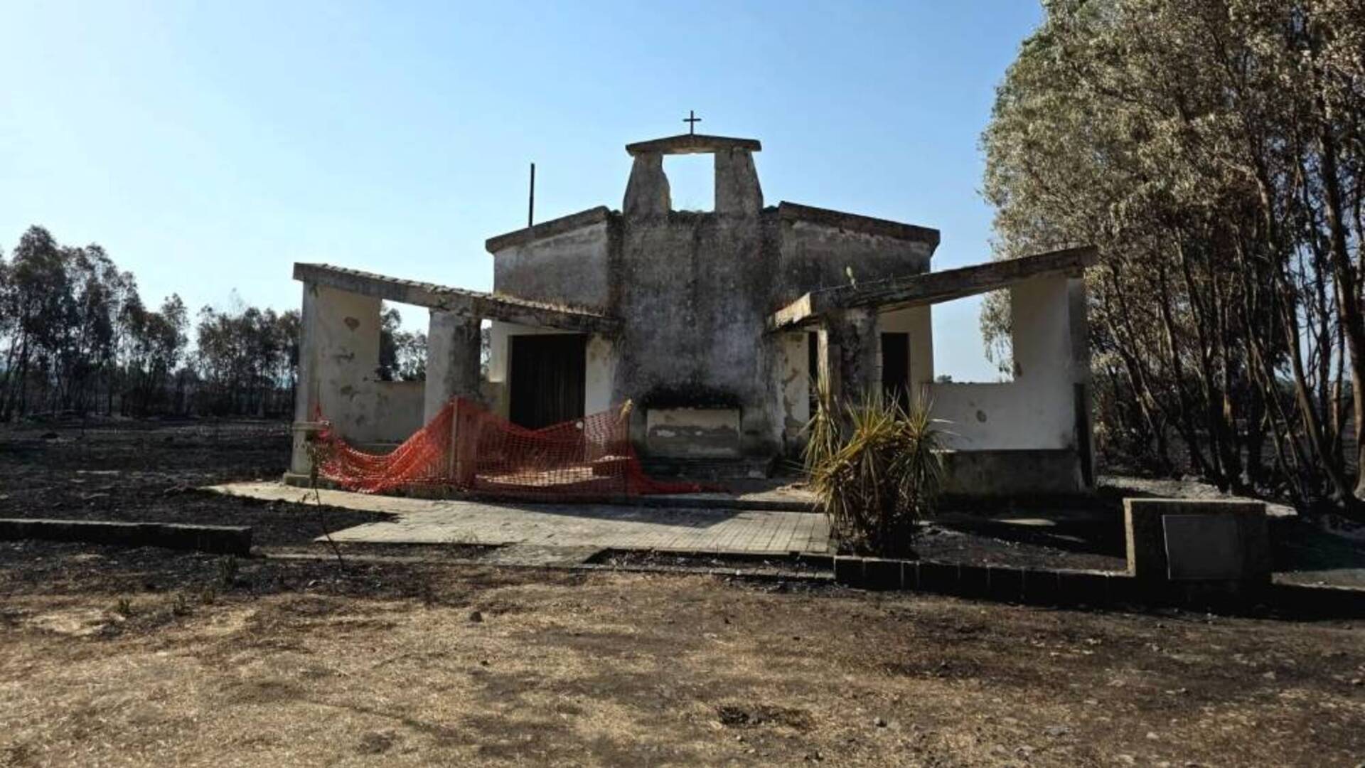 L’incendio a Uras ha distrutto anche il sagrato della chiesa di Sant’Isidoro nella borgata Etfas