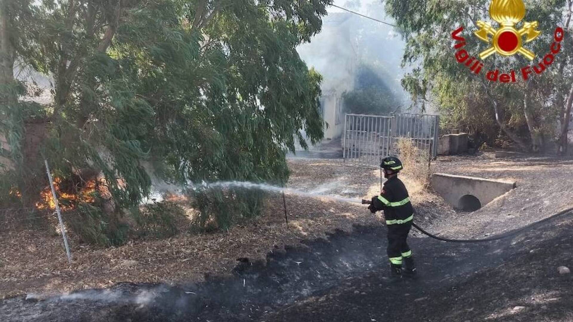 Emergenza incendi: un altro aereo per fermare il fuoco a Uras, chiusa la Statale 131. Cappa di fumo  sino a Oristano