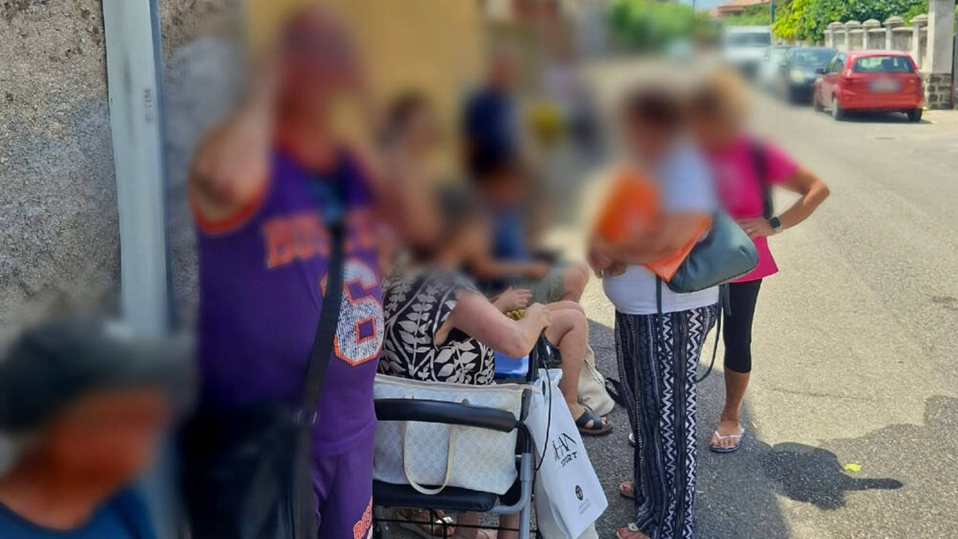 Anziani in coda per strada con 40 gradi: la segnalazione dall’Ascot di Uras