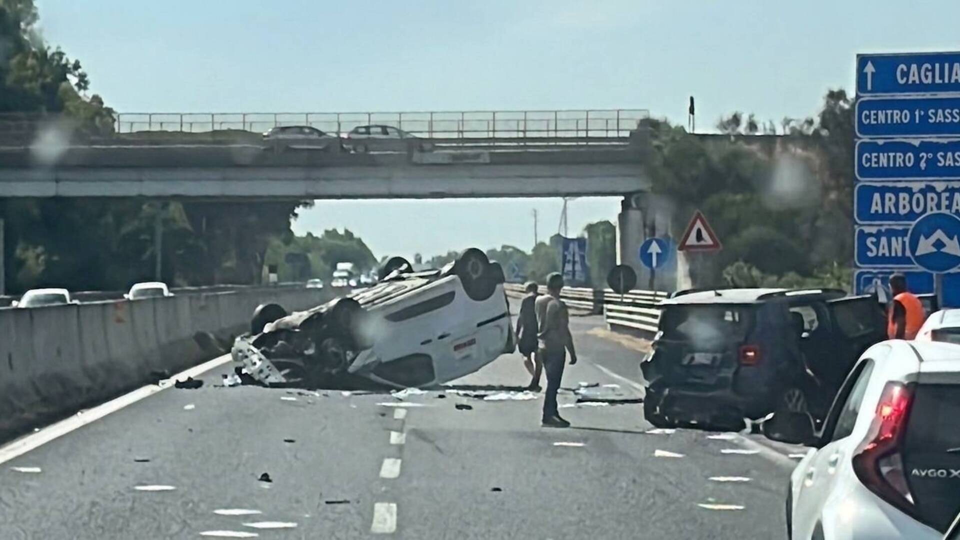 Spaventoso incidente stradale lungo la Statale: veicolo ribaltato sulla carreggiata. Feriti all’ospedale